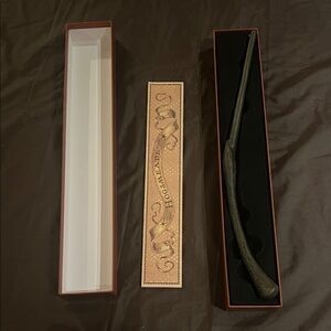 Sophisticated grey Wand with Artistic Detailing new condition with box and map